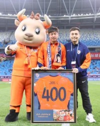 开云体育-400场里程碑！战梅州赛前海牛为郑龙举办纪念仪式