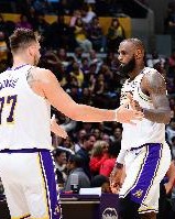 湖人首发：詹姆斯 东契奇 里夫斯 海斯 芬尼-史密斯