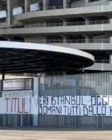 米兰球迷横幅嘲讽国米：昨天伊斯坦布尔今天慕尼黑，明天心理医生