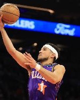 中距离很稳！布克半场9中5拿到15分5助攻